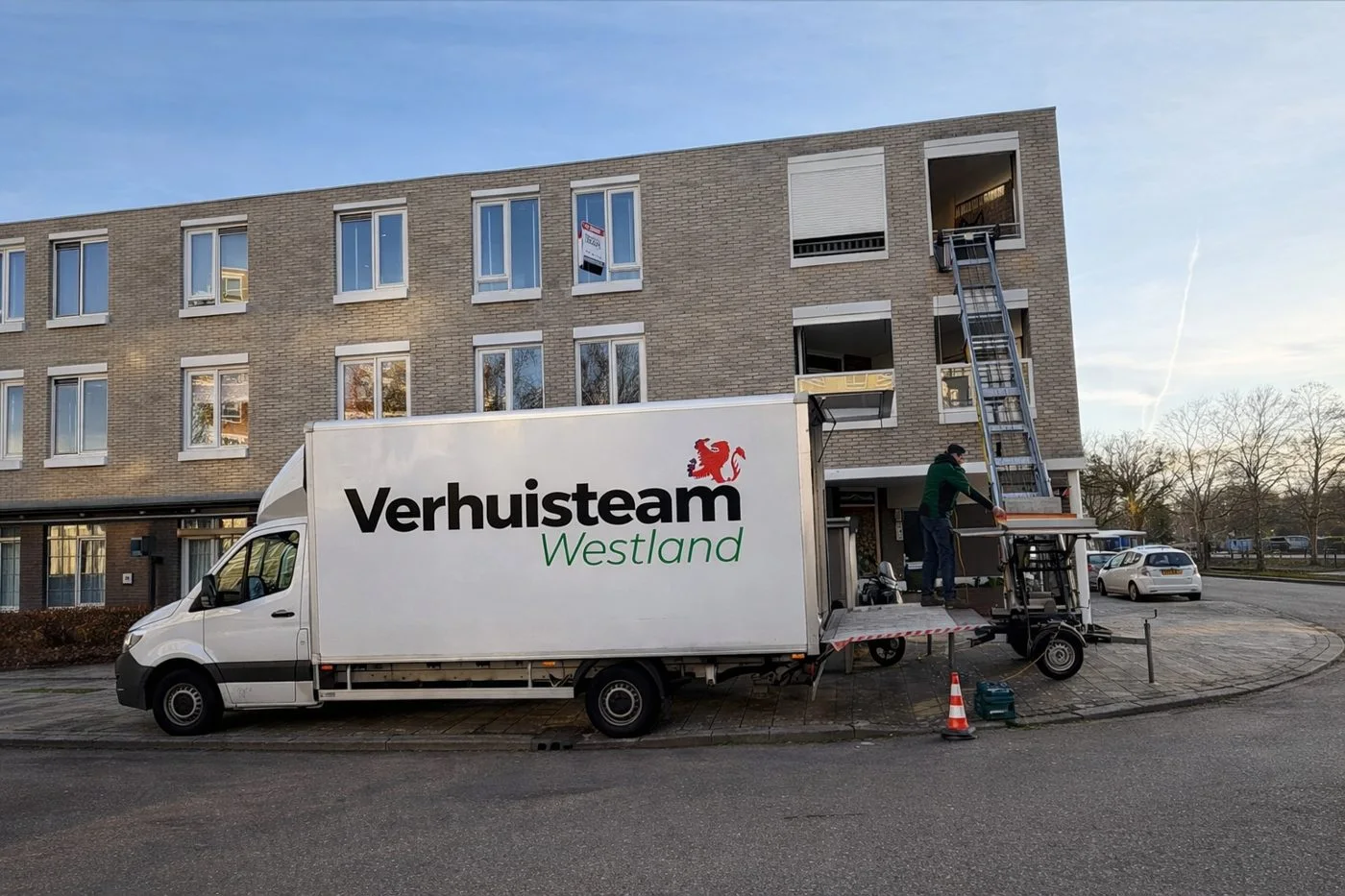 Onze verhuiswagen en materieel bij een woning